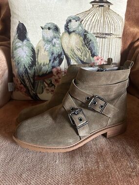 Bleeker & Bond Green Suede Buckle Ankle Boots side zipper for slip-on Sz 7